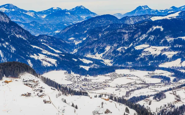 Gunung dengan salju di musim dingin. Resor Ski Soll, Tirol, Austria — Stok Foto