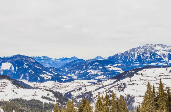 Góry z śniegu w zimie. Narciarskiej miejscowości Söll, Tyrol, Austria — Zdjęcie stockowe