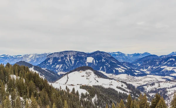 Fjell med snø om vinteren. Skianlegg i Soll, Tirol, Østerrike – stockfoto