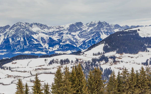 Montagne innevate in inverno. Comprensorio sciistico Soll, Tirolo, Austr — Foto Stock
