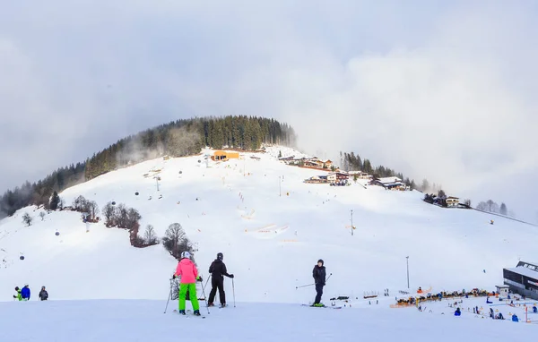 Esquiadores en las pistas de la estación de esquí de Soll, Tirol, Austria —  Fotos de Stock