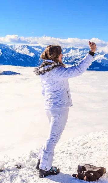Το κορίτσι παίρνει τις εικόνες των βουνών. Χιονοδρομικό κέντρο Soll, Τιρόλο, Αυστρία — Φωτογραφία Αρχείου