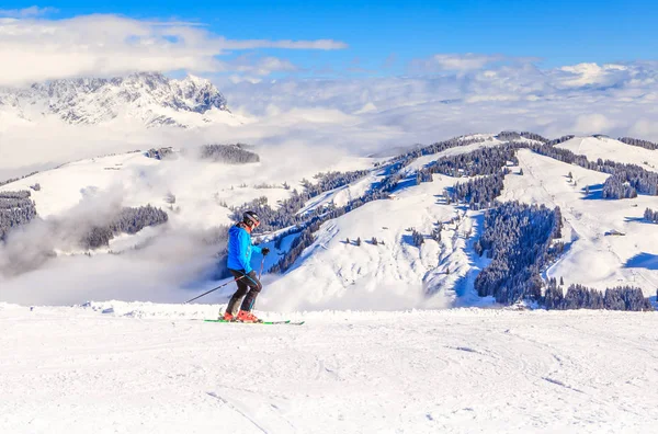 Esquiador nas pistas da estação de esqui Soll, Tirol, Áustria — Fotografia de Stock