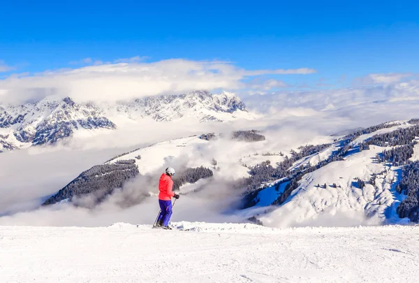 Esquiador nas pistas da estação de esqui Soll, Tirol, Áustria — Fotografia de Stock