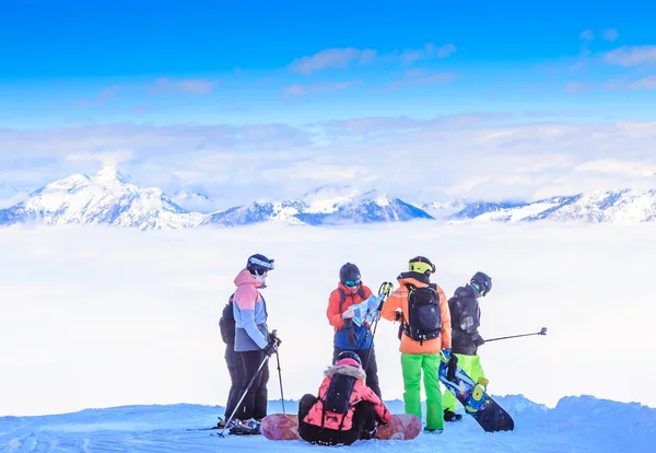 Skifahrer und Snowboarder auf den Pisten des Skigebietes soll, Tirol, Österreich — Stockfoto