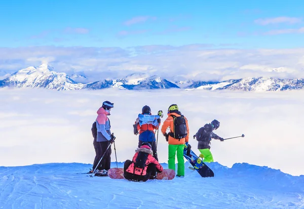 Esquiadores e snowboarders nas pistas da estância de esqui Soll, Tirol, Áustria — Fotografia de Stock