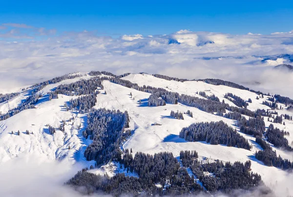 Berg med snö på vintern. Skidorten Soll, Tyrolen, Österrike — Stockfoto