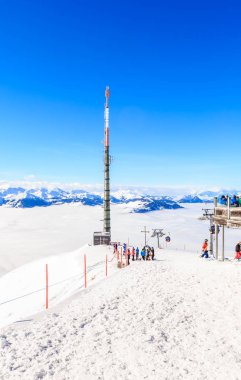 Fot cep telefonu Hohe Salve dağın tepesinde kule. Kayak Soll, Tyrol, Avusturya