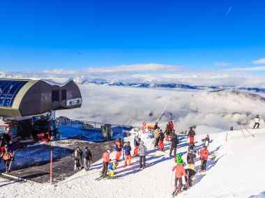 Üst asansör istasyonu Hohe Salve dağın zirvesinde. Resor Soll, Tyrol, Avusturya Kayak