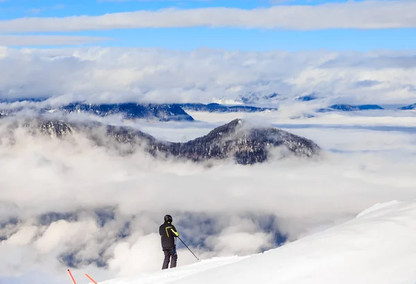 Skidåkare på backarna i skidorten Soll, Tyrolen, Österrike — Stockfoto