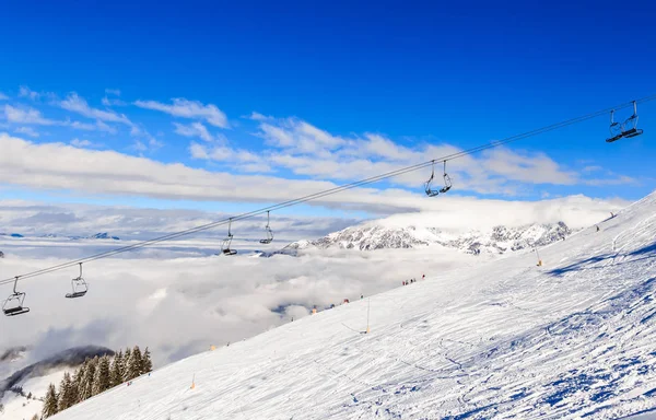 Kayak kaldırma. Kayak merkezi Soll, Tyrol, Avusturya — Stok fotoğraf