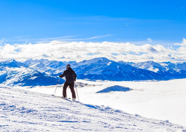 Sciatore sulle piste della stazione sciistica Soll, Tirolo, Austria — Foto Stock
