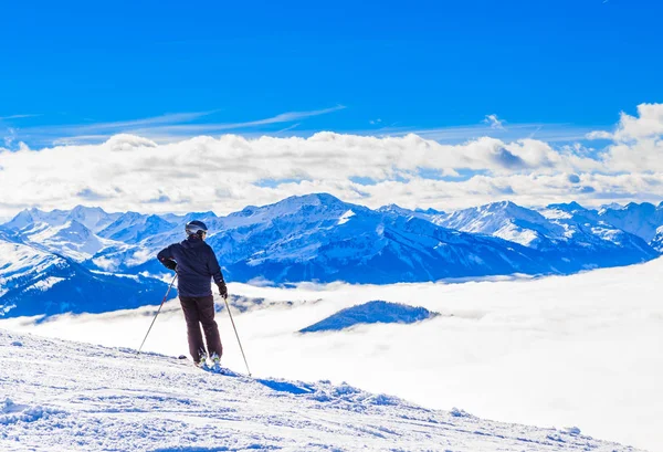 Síelő a lejtőin a síközpont Soll, Tirol, Ausztria — Stock Fotó