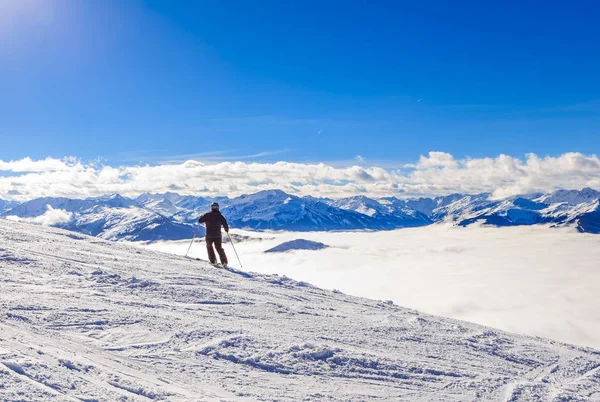 Σκιέρ στις πλαγιές του χιονοδρομικού κέντρου Soll, Τιρόλο, Αυστρία — Φωτογραφία Αρχείου