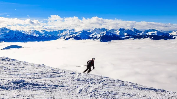 Skieur sur les pistes de la station de ski Soll, Tyrol, Autriche — Photo