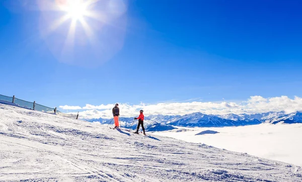 Esquiadores nas pistas da estação de esqui Soll, Tyrol, Áustria — Fotografia de Stock