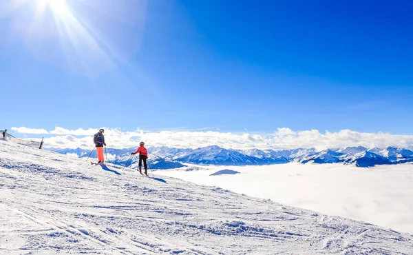 Esquiadores en las pistas de la estación de esquí Soll, Tirol, Austria — Foto de Stock