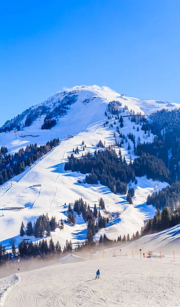 山坡上的滑雪胜地 Soll，奥地利蒂罗尔 — 图库照片