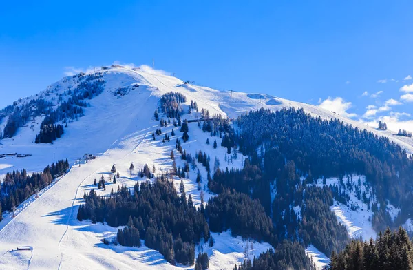 Mountain Hohe Salve con neve in inverno. Comprensorio sciistico Soll — Foto Stock