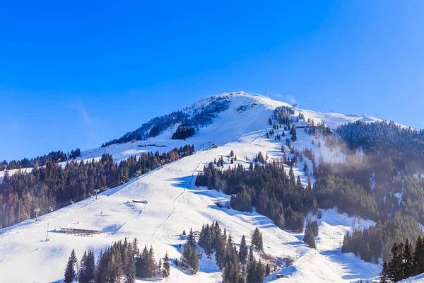 Montaña Hohe Salve con nieve en invierno. Estación de esquí Soll, Tirol —  Fotos de Stock