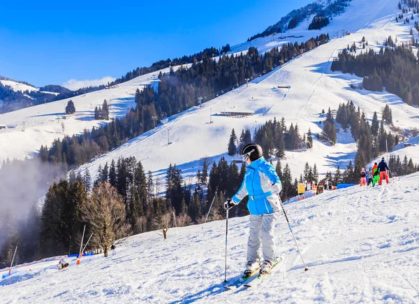 Narciarz na stokach ośrodka narciarskiego Söll, Tyrol, Austria — Zdjęcie stockowe