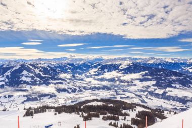 Hohe Salve dağın tepesinden görüntüleyin. Kayak Merkezi Soll,