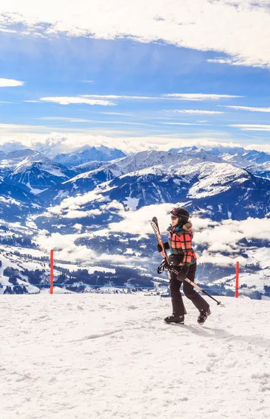 Esquiador en la cima de la montaña Hohe Salve. Estación de esquí Soll — Foto de Stock