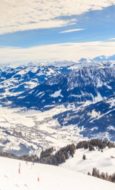 Hohe Salve dağın tepesinden görüntüleyin. Kayak Merkezi Soll,