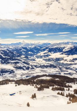 Hohe Salve dağın tepesinden görüntüleyin. Kayak Merkezi Soll,