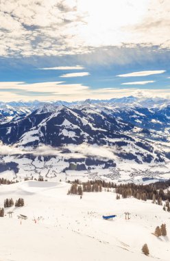 Hohe Salve dağın tepesinden görüntüleyin. Kayak Merkezi Soll,
