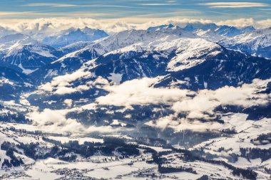 Hohe Salve dağın tepesinden görüntüleyin. Kayak Merkezi Soll,