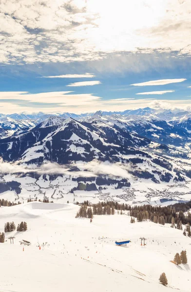 Hohe Salve dağın tepesinden görüntüleyin. Kayak Merkezi Soll,