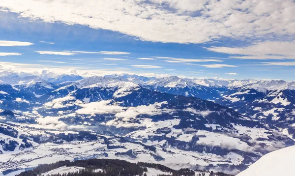 Hohe Salve dağın tepesinden görüntüleyin. Kayak Merkezi Soll, — Stok fotoğraf