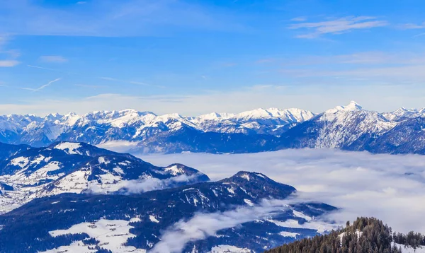 Vuoria, joilla on lunta talvella. Hiihtokeskus Soll, Tiroli, Itävalta — kuvapankkivalokuva