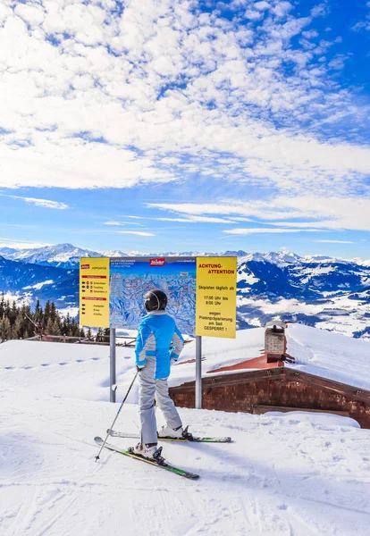 Planı pistlerinin yakınındaki kayakçı Kayak Merkezi Hopfgarten, 