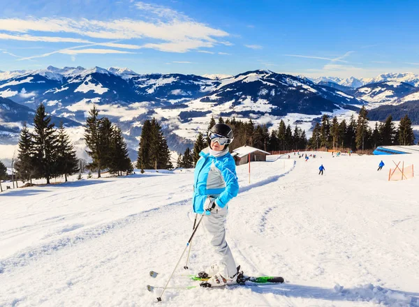 Lyžař na svahu lyžařského střediska Hopfgarten, Tyrolsko, Rakousko — Stock fotografie