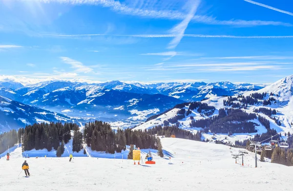 Na stokach narciarskich ośrodek Brixen im Thalef. Tyrol, Austria — Zdjęcie stockowe