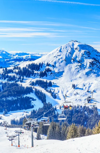 Лыжный подъемник. Горнолыжный курорт Brixen im Thalef. Горная вершина Сальве. Тироль — стоковое фото