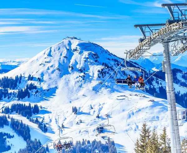 Elevador de esqui. Estância de esqui Brixen im Thalef. Salva de Montanha Hohe. Tirol — Fotografia de Stock