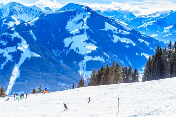Na stokach narciarskich ośrodek Brixen im Thalef. Tyrol, Austria — Zdjęcie stockowe