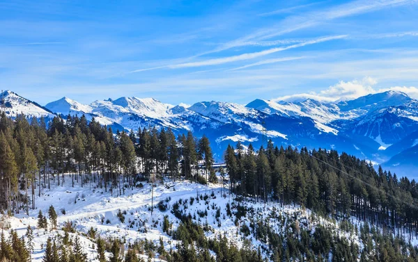 Montañas con nieve en invierno. Estación de esquí Hopfgarten, Tirol, Au — Foto de Stock
