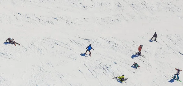 Esquiadores na pista Estância de esqui Hopfgarten, Tyrol, Áustria — Fotografia de Stock