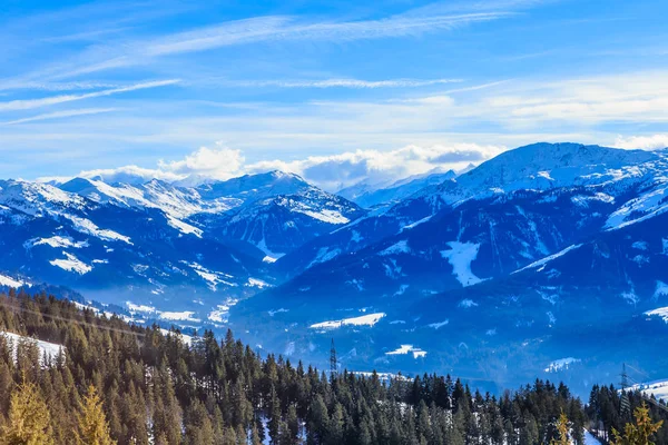 Montañas con nieve en invierno. Estación de esquí Brixen im Thalef, Ty —  Fotos de Stock