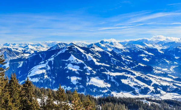 Munţi cu zăpadă iarna. Stațiune de schi Hopfgarten, Tirol, Au — Fotografie, imagine de stoc