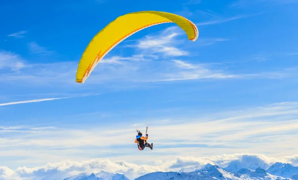 Parapente sobre as montanhas no inverno. Estância de esqui Hopfgarten — Fotografia de Stock