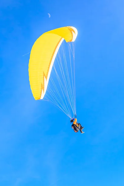 Paragliding na hory v zimě. Lyžařské středisko Hopfgarten — Stock fotografie