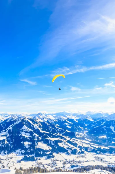 Parapente au-dessus des montagnes en hiver. Station de ski Hopfgarten — Photo