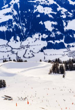 Hohe Salve dağın tepesinden görüntüleyin. Kayak Merkezi Soll,
