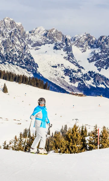 Esquiador de retratos montañas en el fondo — Foto de Stock
