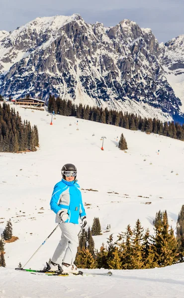 Porträt Skifahrer Berge im Hintergrund — Stockfoto